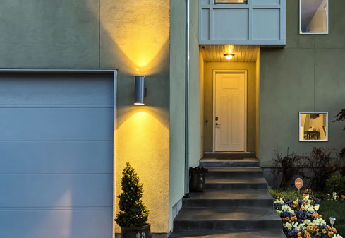 Éclairage extérieur d'une maison de ville - Pointe-Claire Éclairage extérieur d'une maison de ville - Pointe-Claire
